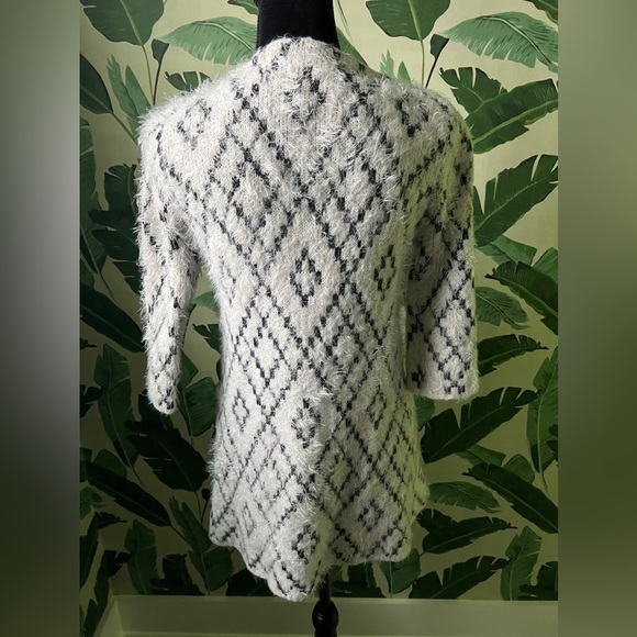Kim Rogers White/Black Diamond Print Super fuzzy Cardigan Sweater Size PS - Picture 4 of 6